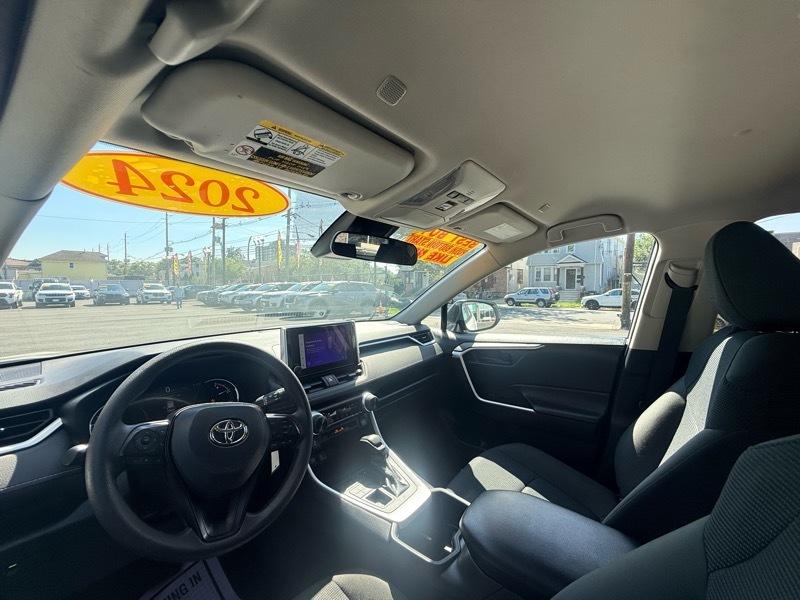 2024 Toyota RAV4 LE AWD - Imagen 9