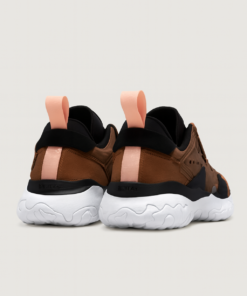 Parte trasera de dos zapatillas marrones y negras con suela blanca